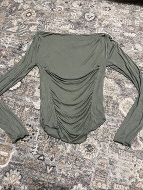 Ruched-Back Long Sleeve Tee in Olive Green